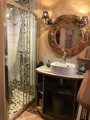 Salle de bains dans l'établissement Chambre Les Marguerites