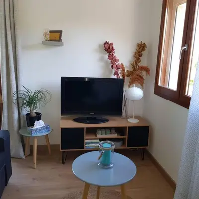 Télévision ou salle de divertissement dans l'établissement studio avec terrasse au calme