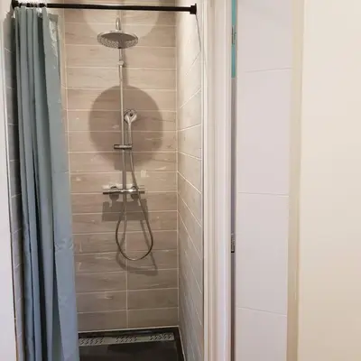 Salle de bains dans l'établissement studio avec terrasse au calme