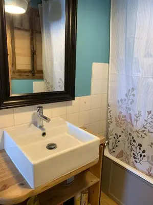 Salle de bains dans l'établissement La Guinguette de Cormatin