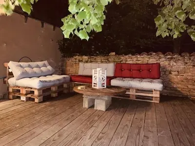 Coin salon dans l'établissement La Guinguette de Cormatin