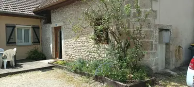 Jardin de l'établissement Maison au centre de Quingey