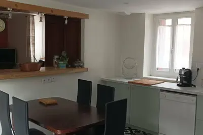 Cuisine ou kitchenette dans l'établissement Maison au centre de Quingey