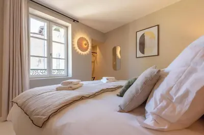 Un ou plusieurs lits dans un hébergement de l'établissement Le Cosy Chic . Proche gare . Centre-ville Mâcon . Neuf . Climatisation . Design . Wifi .