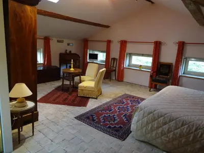 Télévision ou salle de divertissement dans l'établissement Gentilhommière de Collonges