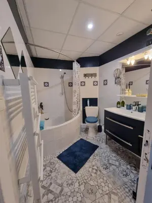 Salle de bains dans l'établissement LE MANOIR- CLUNY
