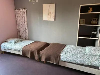 Un ou plusieurs lits dans un hébergement de l'établissement AUTUN Maison 4 chambres 7/9 pers - cour ombragée proche commerces