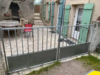 Balcon ou terrasse dans l'établissement AUTUN Maison 4 chambres 7/9 pers - cour ombragée proche commerces