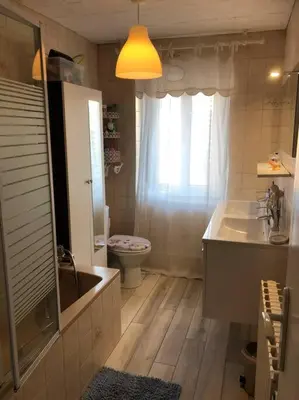 Salle de bains dans l'établissement AUTUN Maison 4 chambres 7/9 pers - cour ombragée proche commerces