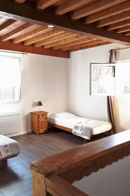 Un ou plusieurs lits dans un hébergement de l'établissement Gîte Parc des Chamois 3 chambres piscine chauffée
