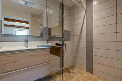 Salle de bains dans l'établissement Gite Arbois 2 pièces Piscine Chauffée