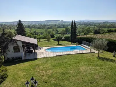 Piscine de l'établissement Clos du Château - Grande maison avec piscine privée et vue sur la vallée ou située à proximité