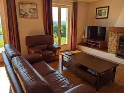 Télévision ou salle de divertissement dans l'établissement Clos du Château - Grande maison avec piscine privée et vue sur la vallée
