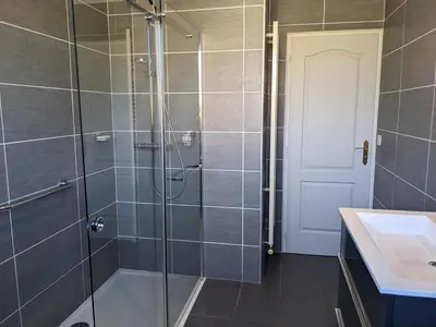 Salle de bains dans l'établissement Clos du Château - Grande maison avec piscine privée et vue sur la vallée
