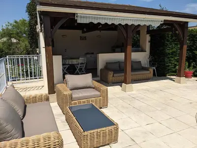 Coin salon dans l'établissement Clos du Château - Grande maison avec piscine privée et vue sur la vallée