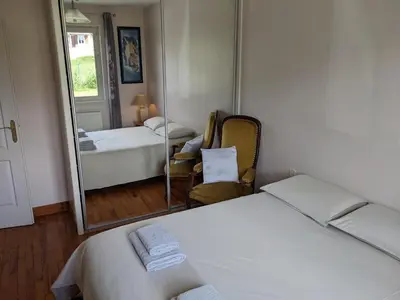 Un ou plusieurs lits dans un hébergement de l'établissement Clos du Château - Grande maison avec piscine privée et vue sur la vallée
