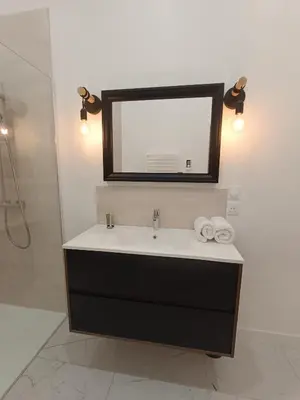Salle de bains dans l'établissement Clos de la Providence Chambres d'hôtes, piscine et Spa