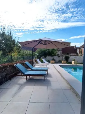 Piscine de l'établissement Clos de la Providence Chambres d'hôtes, piscine et Spa ou située à proximité