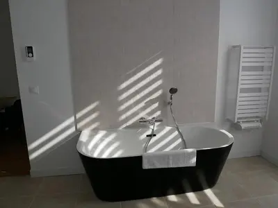 Salle de bains dans l'établissement Clos de la Providence Chambres d'hôtes, piscine et Spa