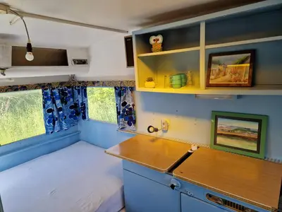 Cuisine ou kitchenette dans l'établissement Caravan Miekie Camping La Foret du Morvan