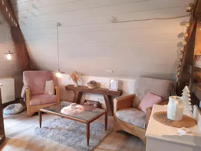 Coin salon dans l'établissement Chambre et bureau