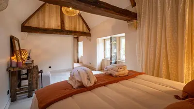 Un ou plusieurs lits dans un hébergement de l'établissement Suite romantique avec spa privé au bord de la rivière Escapade en amoureux en Bourgogne
