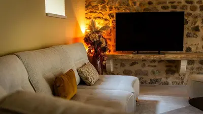 Télévision ou salle de divertissement dans l'établissement Suite romantique avec spa privé au bord de la rivière Escapade en amoureux en Bourgogne