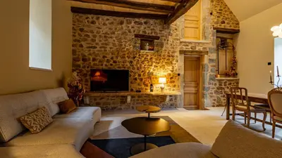 Coin salon dans l'établissement Suite romantique avec spa privé au bord de la rivière Escapade en amoureux en Bourgogne