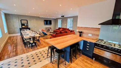 Cuisine ou kitchenette dans l'établissement La Villa 1848 by Vindihouses - piscine chauffée - sauna - billard - babyfoot