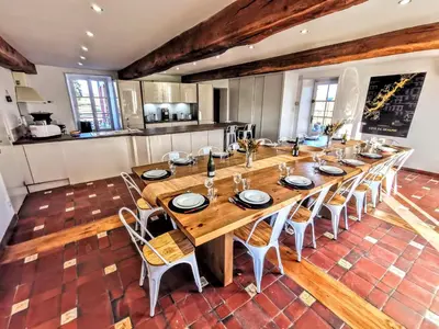 Cuisine ou kitchenette dans l'établissement Moulin des ducs grand format by Vindihouses - piscine chaffée - escalade - billard - fitness - etc