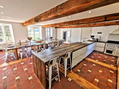 Cuisine ou kitchenette dans l'établissement Moulin des ducs grand format by Vindihouses - piscine chaffée - escalade - billard - fitness - etc