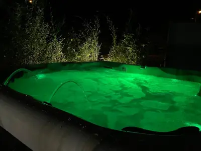 Piscine de l'établissement Gîte des 5 cépages avec jacuzzi 3 étoiles ou située à proximité
