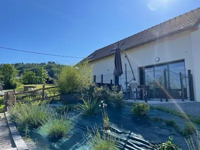 Jardin de l'établissement Gîte des 5 cépages avec jacuzzi 3 étoiles