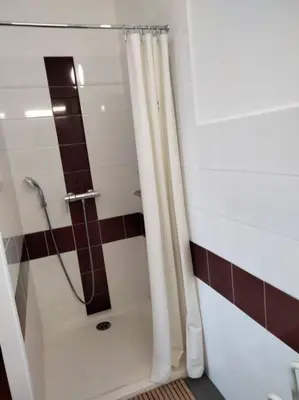 Salle de bains dans l'établissement Gîte de groupe 2 à 12 personnes
