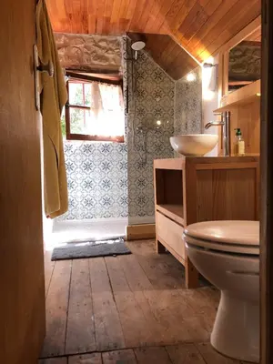 Salle de bains dans l'établissement Grande maison familiale, rustique et charmante en Bourgogne, dans le Morvan