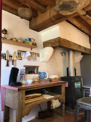 Cuisine ou kitchenette dans l'établissement Grande maison familiale, rustique et charmante en Bourgogne, dans le Morvan
