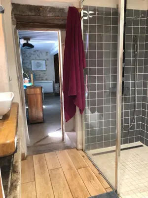 Salle de bains dans l'établissement Grande maison familiale, rustique et charmante en Bourgogne, dans le Morvan