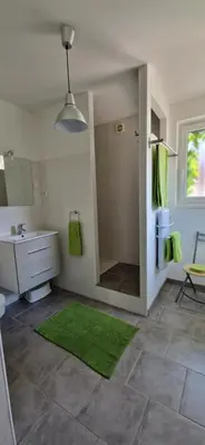 Salle de bains dans l'établissement La Tour du 12