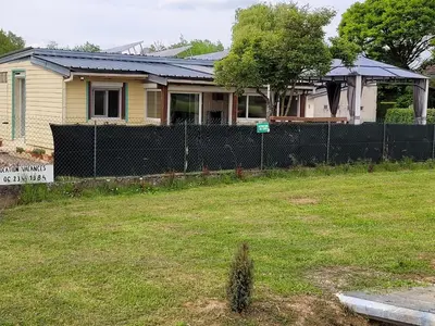 Jardin de l'établissement Maison au bord du canal