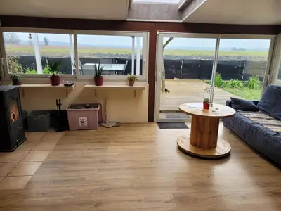 Coin salon dans l'établissement Maison au bord du canal
