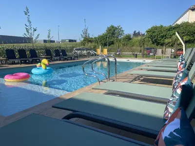 Piscine de l'établissement Holiday Inn Dijon Sud - Longvic by IHG ou située à proximité