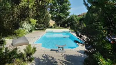 Piscine de l'établissement La Tour Bleue ou située à proximité