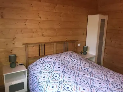 Un ou plusieurs lits dans un hébergement de l'établissement Forest Jura Lodge - Chalet de la Vache