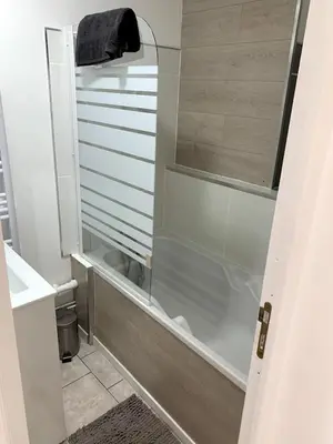 Salle de bains dans l'établissement Gîte Cadet Roussel - Orgelet