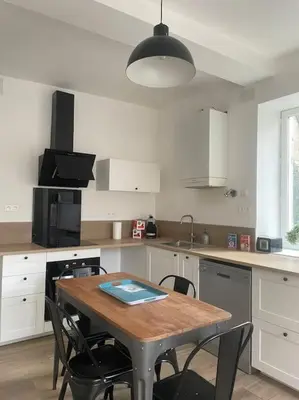 Cuisine ou kitchenette dans l'établissement Agréable gîte au coeur du centre ville 4 personnes