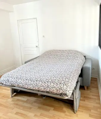 Un ou plusieurs lits dans un hébergement de l'établissement Agréable gîte au coeur du centre ville 4 personnes