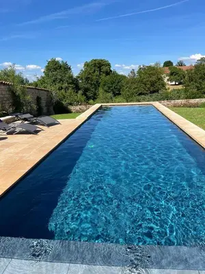 Piscine de l'établissement Clos des Dames de Lancharre - La Maison Des Vignes ou située à proximité