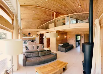 Coin salon dans l'établissement Chalet Bien Etre - 150m² - Avec Sauna & Balnéo - Les 4 saisons - Lac de Chalain