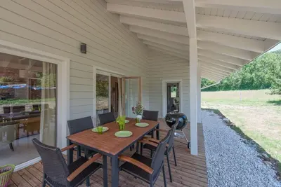 Jardin de l'établissement Chalet Bien Etre - 150m² - Avec Sauna & Balnéo - Les 4 saisons - Lac de Chalain