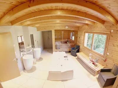 Salle de bains dans l'établissement Chalet Bien Etre - 150m² - Avec Sauna & Balnéo - Les 4 saisons - Lac de Chalain